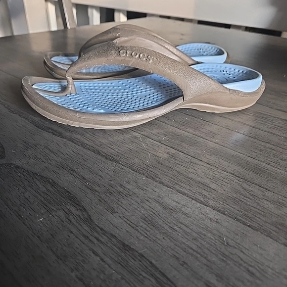 Crocs Unisex Athens Sandal Size M/6 Women's 8 Brown Thong Flip Flops Comfort - Picture 1 of 2